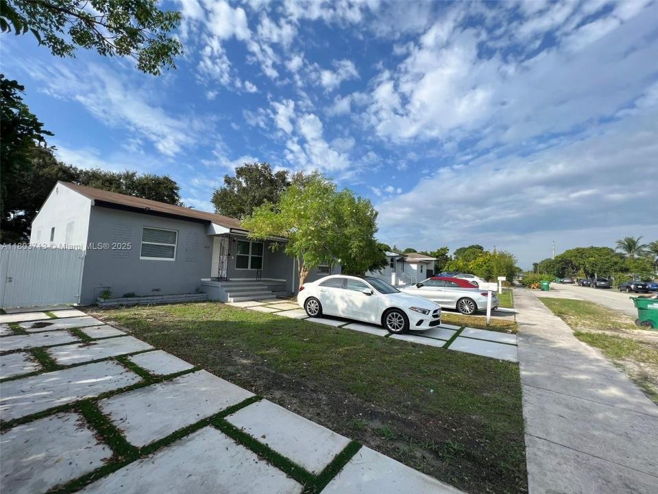 1472 NE 150th St, Miami, Florida 33161