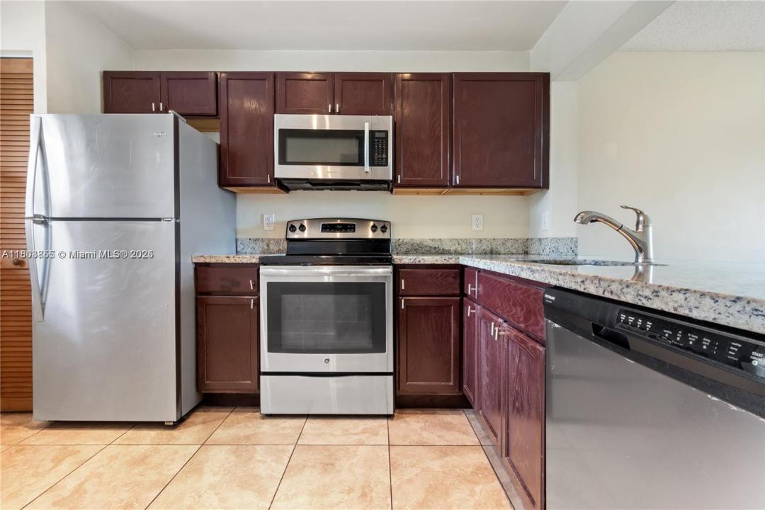 880 NE 207th Ter 202-10, Miami, فلوريدا 33179, الولايات المتحدة