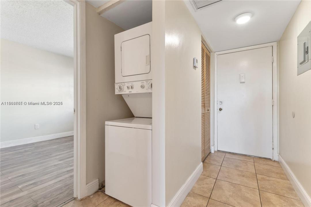 880 NE 207th Ter 202-10, Miami, فلوريدا 33179, الولايات المتحدة