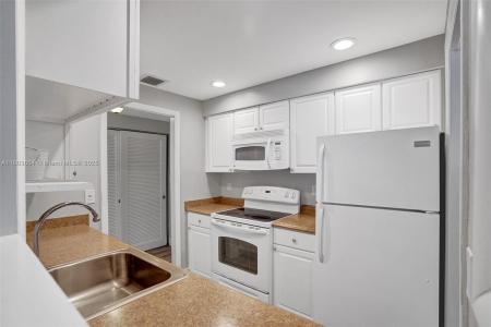 400 N Riverside Dr 214, Pompano Beach, Florida 33062, USA