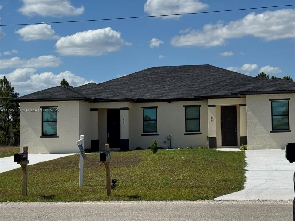 925-927 CHENAULT ST 1/2, Lehigh Acres, Florida 33974