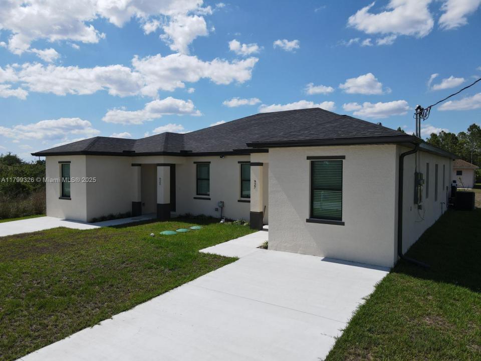 925-927 CHENAULT ST 1/2, Lehigh Acres, Florida 33974