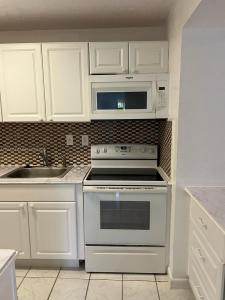 927 NE 199th St 102, Miami, Florida 33179, USA