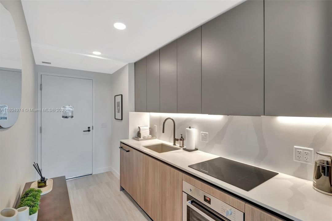 580 72nd st 808, Miami Beach, Флорида 33141, Соединенные Штаты