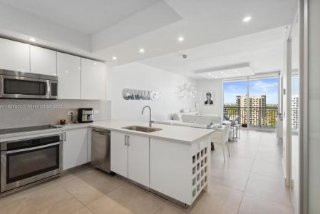 999 SW 1st Ave 2809, Miami, Florida 33130, USA