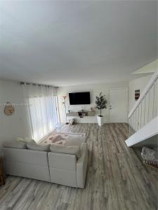 1570 W 46th St 232, Hialeah, Florida 33012, USA