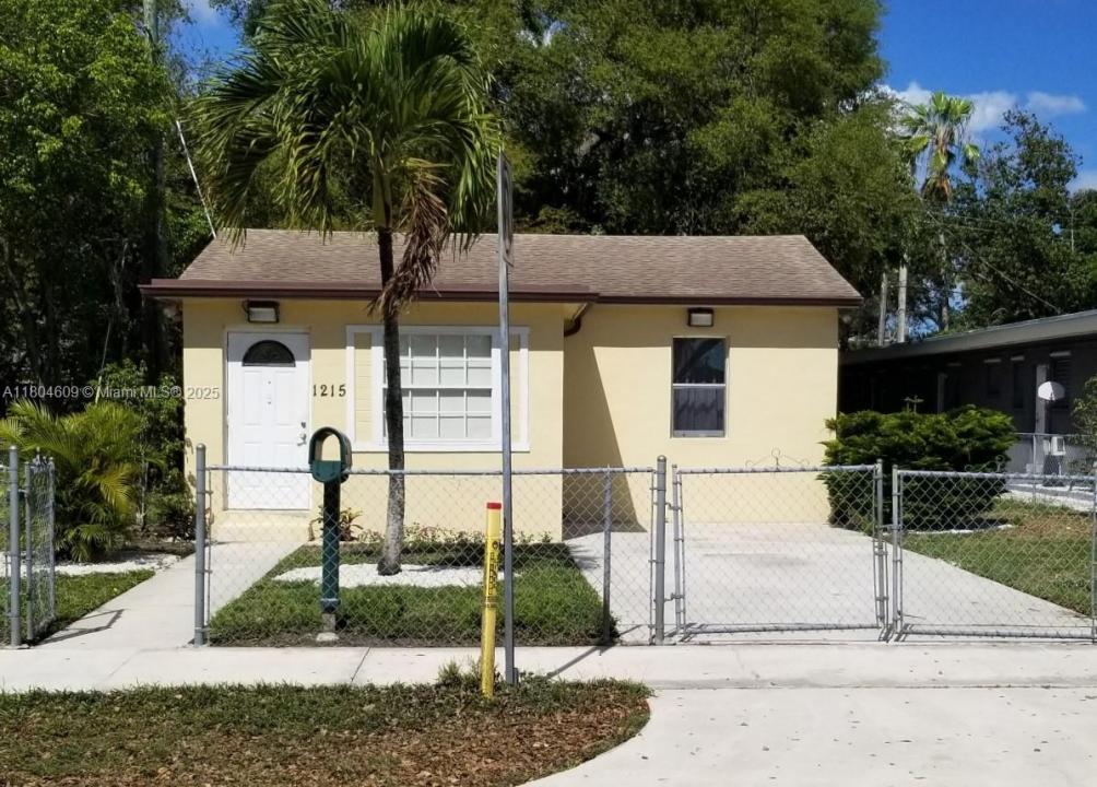 1215 NE 127th St, North Miami, Флорида 33161, Соединенные Штаты