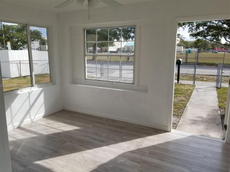 1215 NE 127th St, North Miami, Флорида 33161, Соединенные Штаты