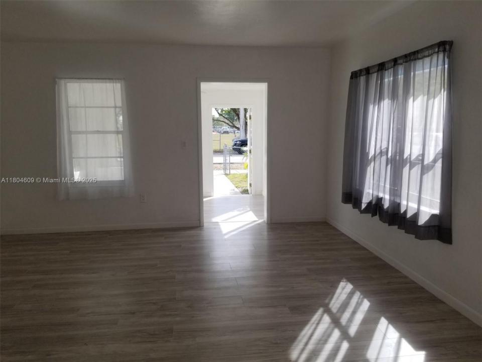 1215 NE 127th St, North Miami, Флорида 33161, Соединенные Штаты