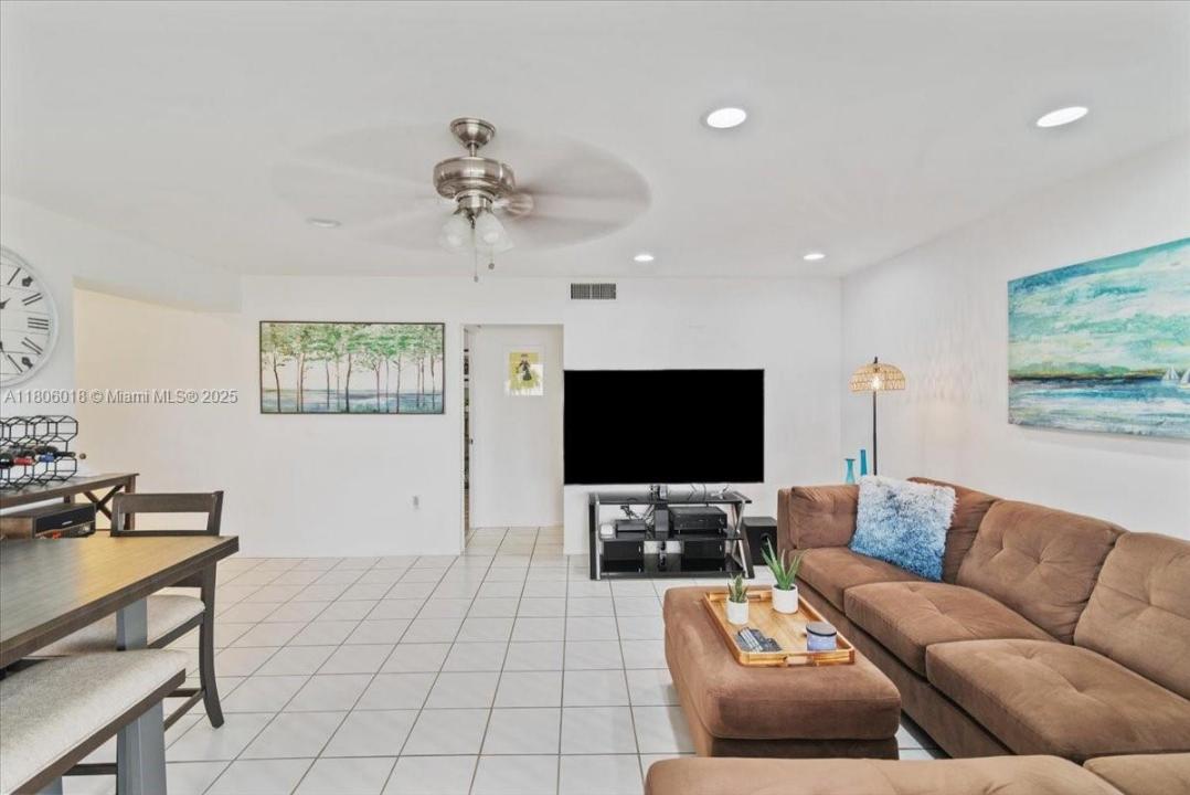 7 N Greenway Vlg N 205, Royal Palm Beach, Florida 33411, Estados Unidos
