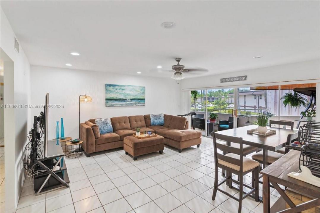 7 N Greenway Vlg N 205, Royal Palm Beach, Florida 33411, Estados Unidos