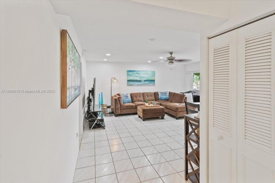7 N Greenway Vlg N 205, Royal Palm Beach, Florida 33411, Estados Unidos