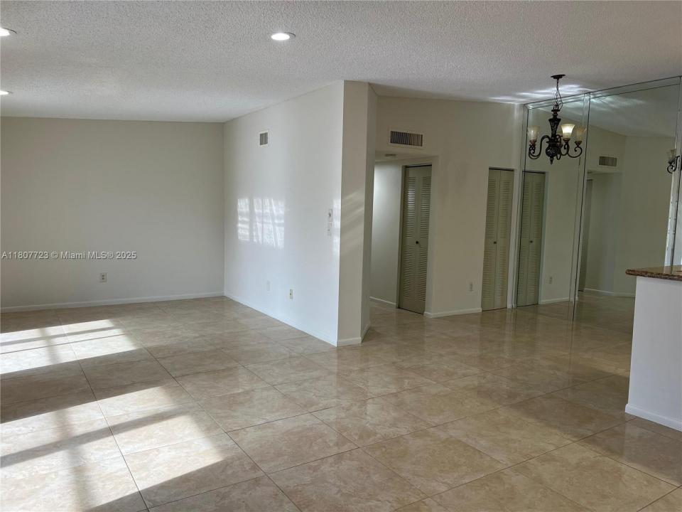 9873 N Belfort Cir 215, Tamarac, Florida 33321, Stati Uniti