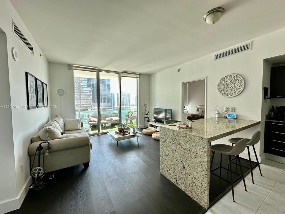 950 Brickell Bay Dr 2406, Miami, Florida 33131, USA