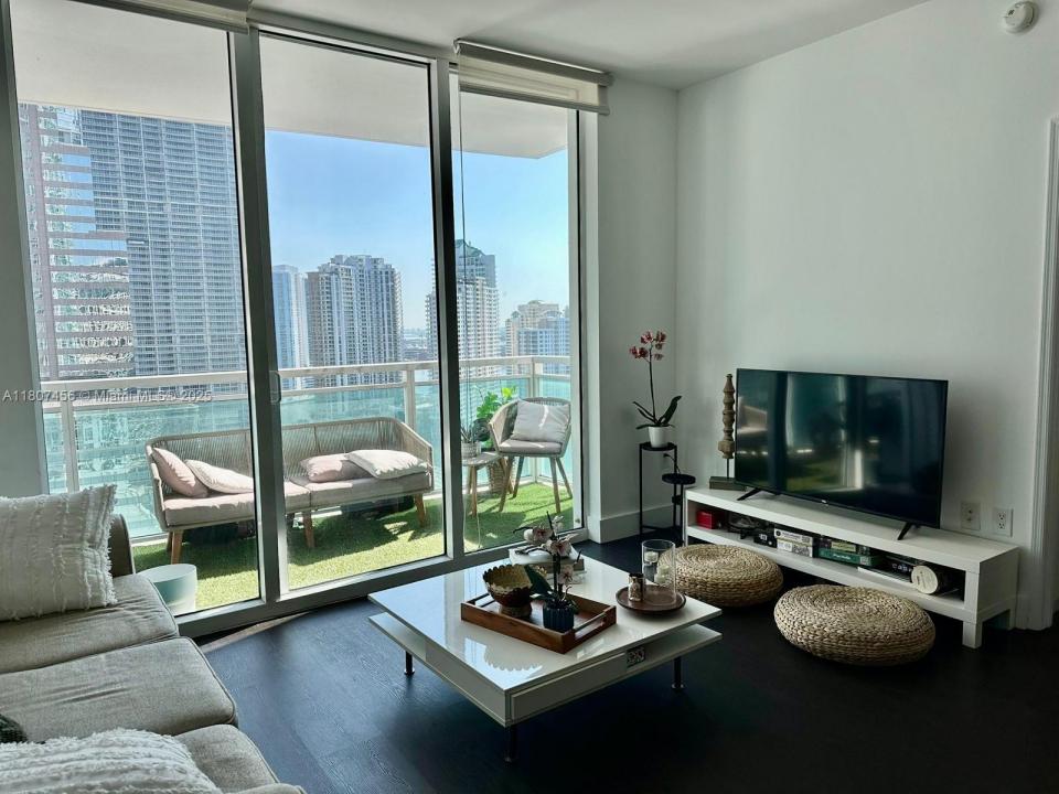 950 Brickell Bay Dr 2406, Miami, Florida 33131, USA