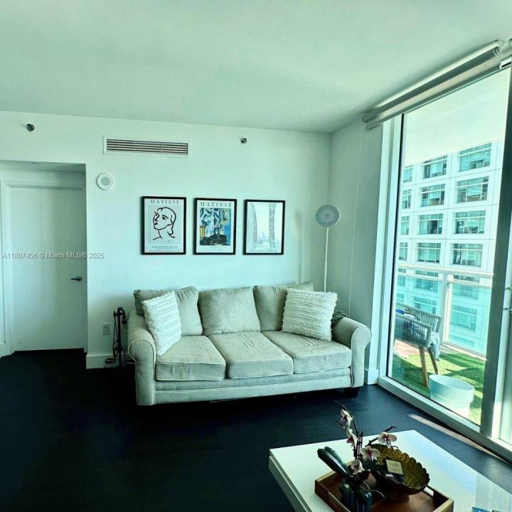 950 Brickell Bay Dr 2406, Miami, Florida 33131, USA