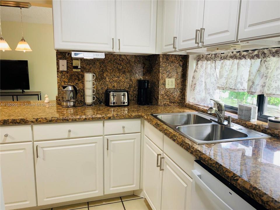 17021 N Bay Rd 318, Sunny Isles Beach, Flórida 33160, Estados Unidos