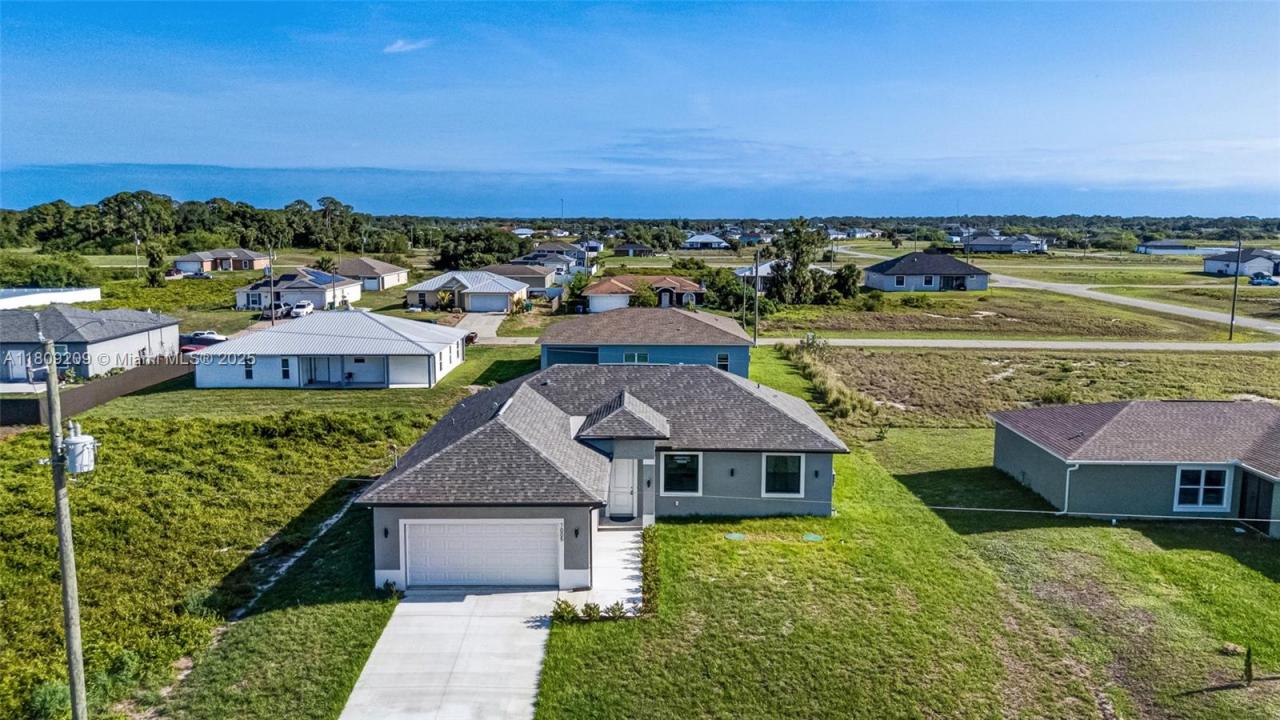 8106 OLIVE CT, La Belle, 佛罗里达州 33935, 美国