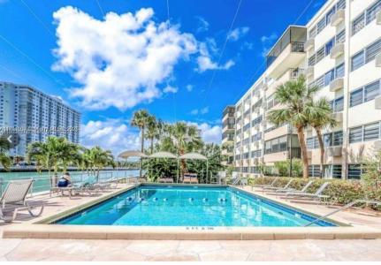 220 Kings Point Dr 106, Sunny Isles Beach, Florida 33160, USA