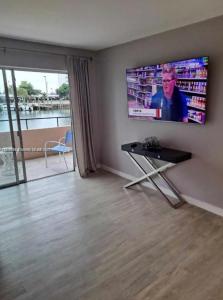 220 Kings Point Dr 106, Sunny Isles Beach, Florida 33160, USA