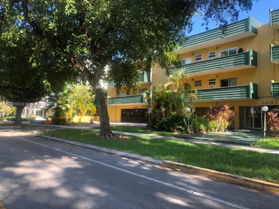 1975 NE 135th St 2D, North Miami, Floride 33181, États-Unis
