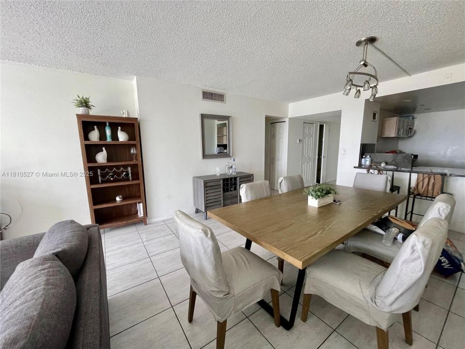 3375 N Country Club Dr 1406, Aventura, Floryda 33180, USA