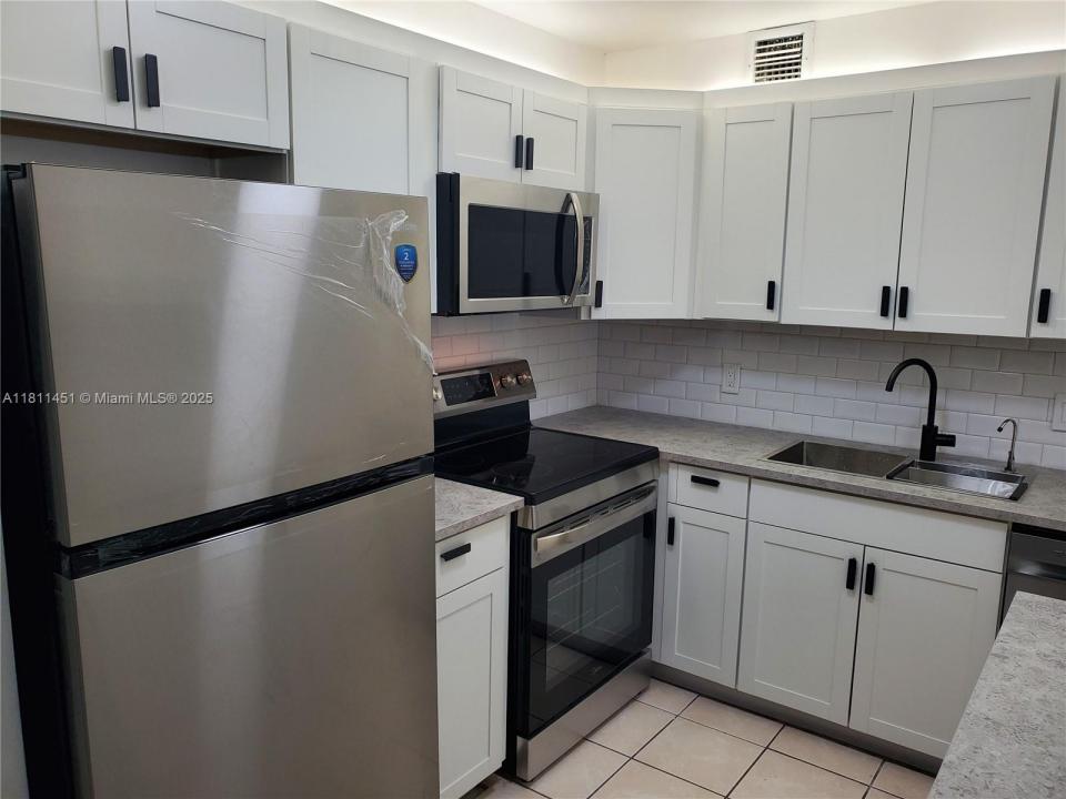 800 SW 131st Ave 113F, Pembroke Pines, Florida 33027