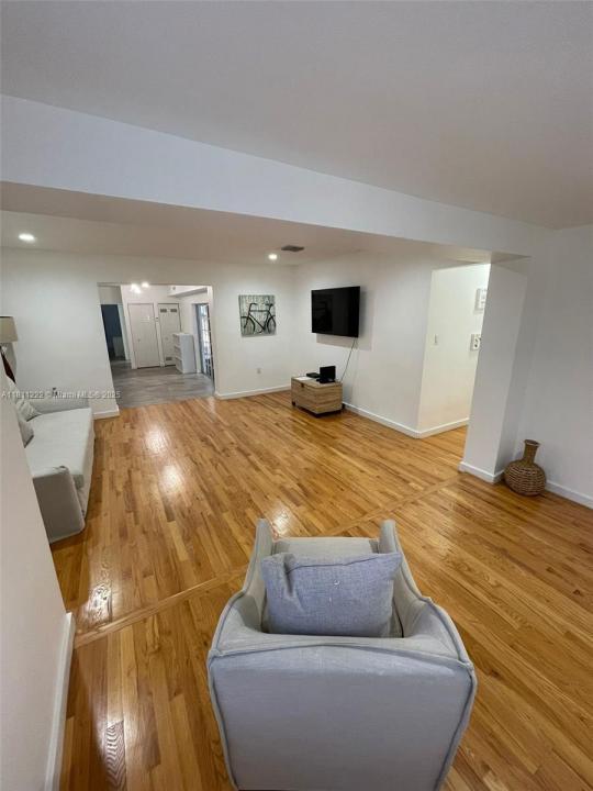 2375 NE 185th St, Miami, Florida 33180