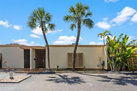 15504 Sharpecroft Dr, Miami Lakes, Florida 33014, USA
