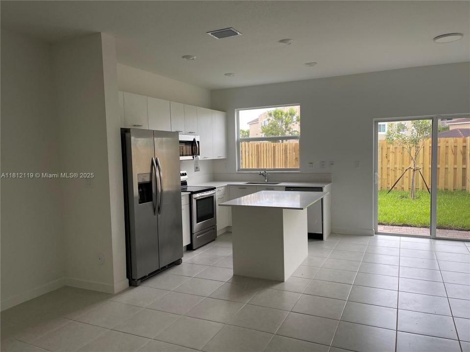 12171 NW 23th Court, Miami, Florida 33167, USA