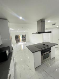 8290 Lake Dr 427, Doral, Florida 33166, USA