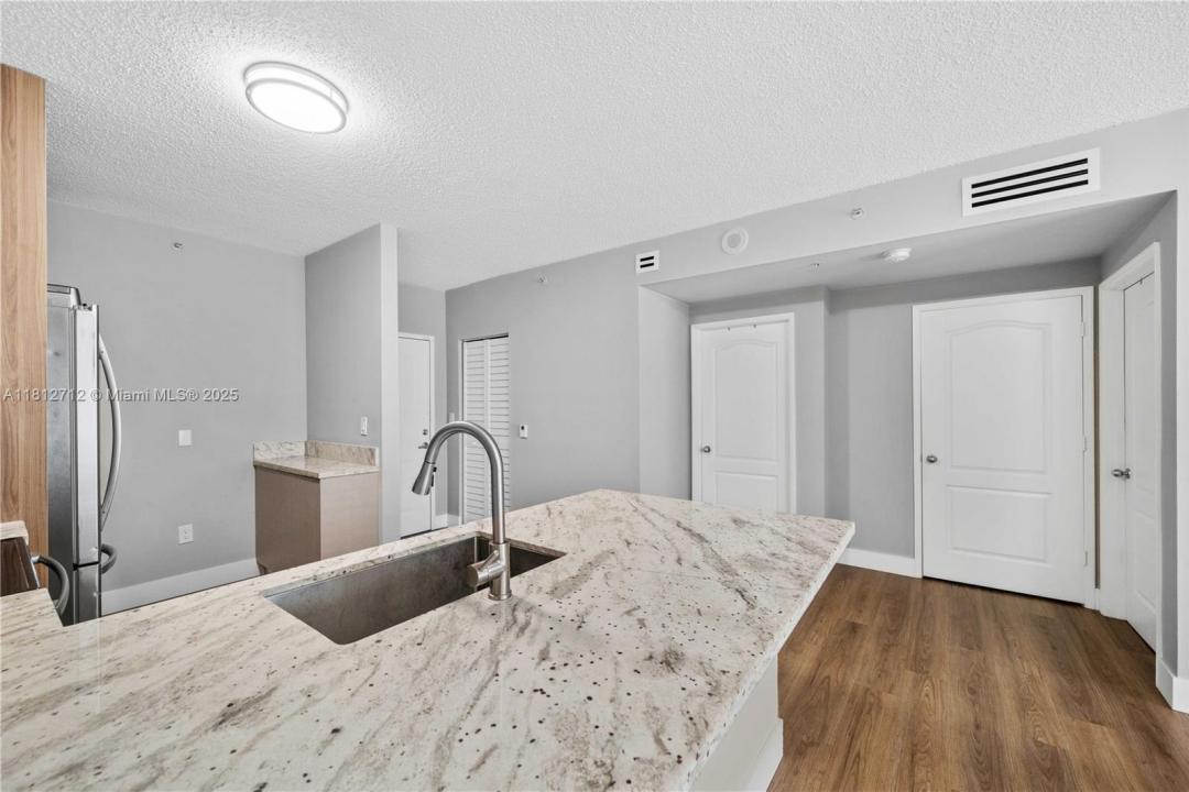 5091 NW 7th St 907, Miami, Florida 33126, Stati Uniti