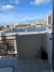 401 Golden Isles Dr 1116, Hallandale Beach, Florida 33009, USA