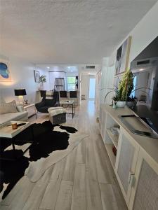 9081 Lime Bay Blvd 302, Tamarac, Florida 33321, USA