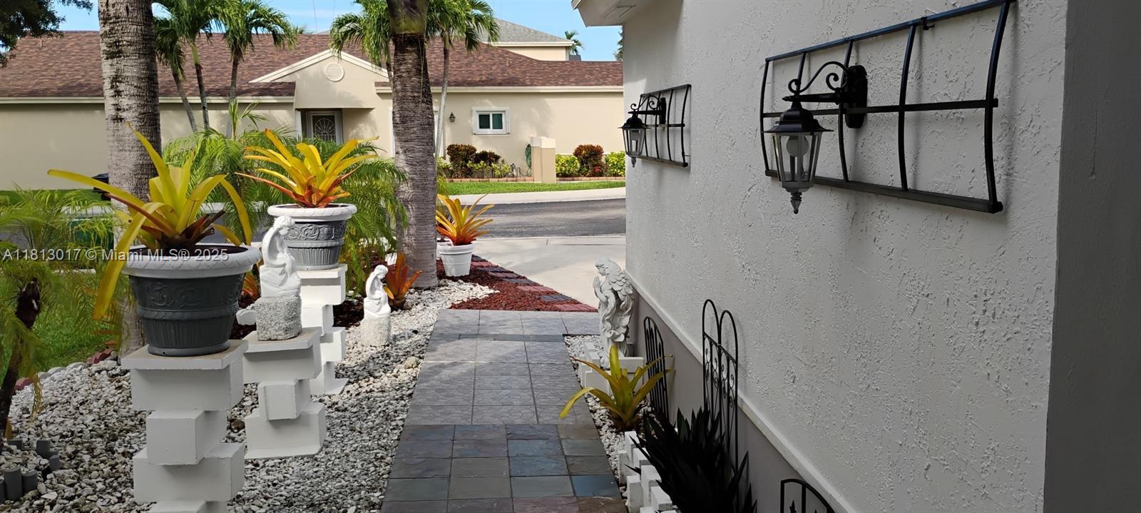 110 E Riverbend Dr, Sunrise, Florida 33326, Estados Unidos