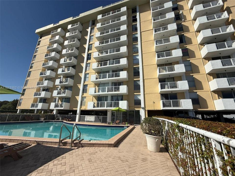 2020 NE 135th St 208, North Miami, Флорида 33181, Соединенные Штаты