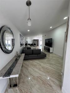 2627 W 69th Ter, Hialeah, Florida 33016, USA