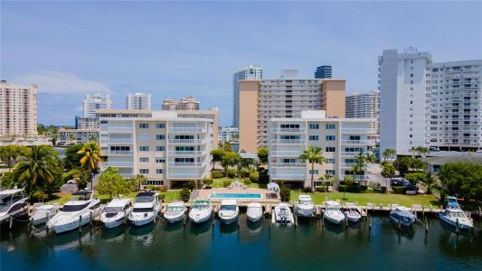 120 Golden Isles Dr 33B, Hallandale Beach, Florida 33009, USA