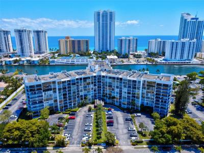 1000 Parkview Dr 818, Hallandale Beach, Florida 33009, USA