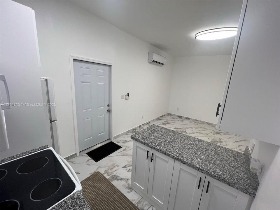 1720 NW 180th Ter Back, Miami Gardens, Floride 33056, États-Unis