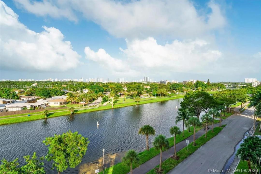 16850 S Glades Dr 8G, North Miami Beach, Flórida 33162, Estados Unidos