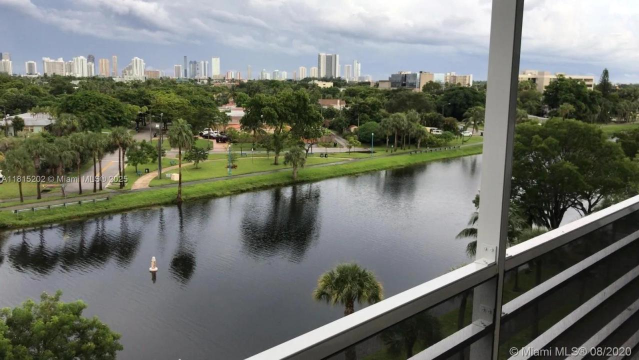 16850 S Glades Dr 8G, North Miami Beach, Flórida 33162, Estados Unidos