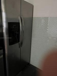 17051 NE 23rd Ave 2E, North Miami Beach, Florida 33160, USA
