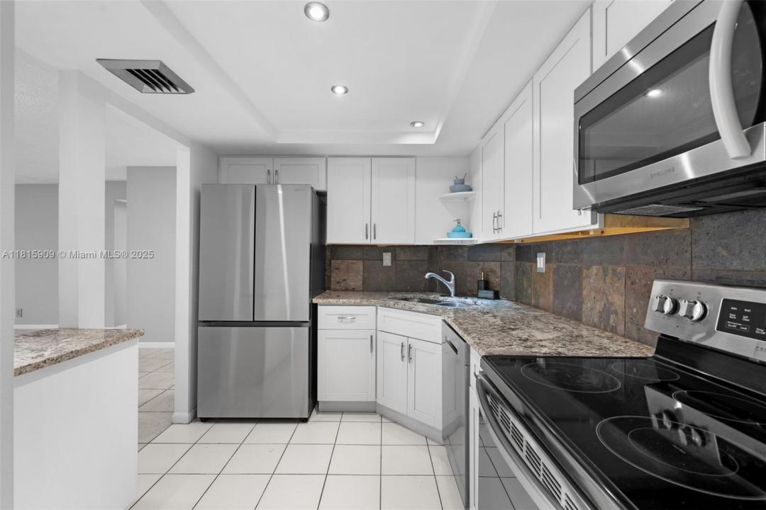 100 Golden Isles Dr 414, Hallandale Beach, Florida 33009, USA