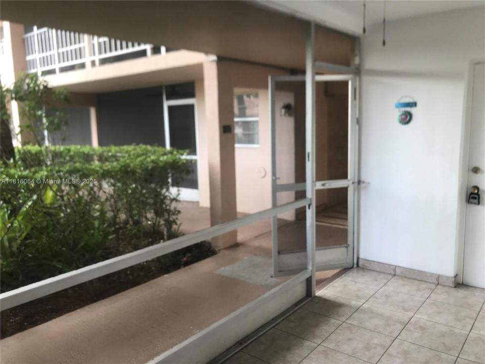 501 Blue Heron Dr 110-A, Hallandale Beach, Флорида 33009, Соединенные Штаты