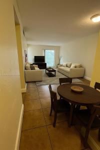 1650 S Le Jeune Rd 204, Coral Gables, Florida 33134, USA
