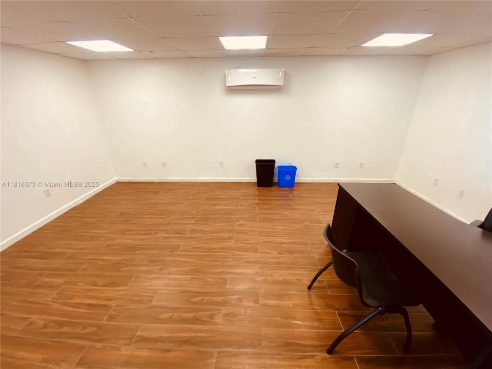 881 NW 13th Ave 39-40, Miami, פלורידה 33135, ארצות הברית של אמריקה 