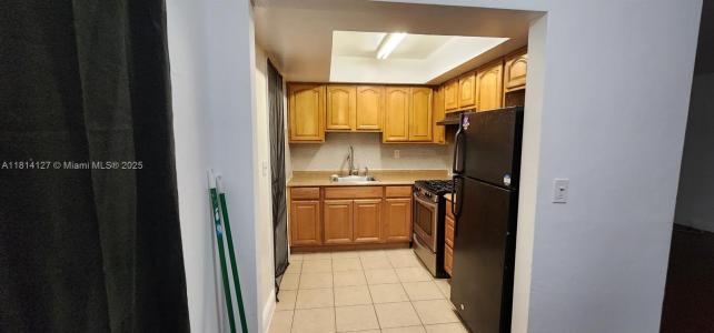 371 NE 57th Ct B, Oakland Park, Florida 33334, USA
