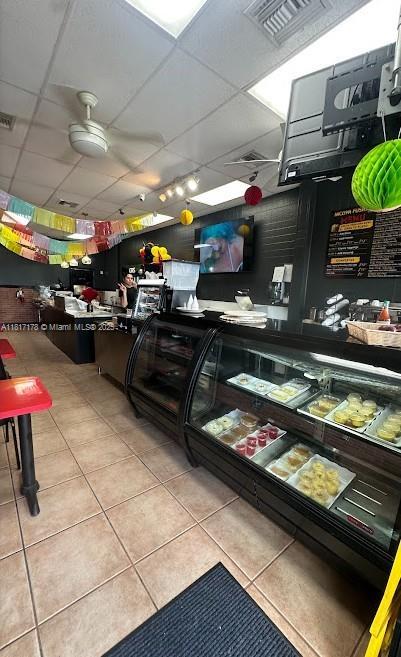 1426 W 49 St, Hialeah, Floride 33012, États-Unis