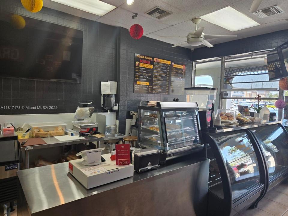 1426 W 49 St, Hialeah, Floride 33012, États-Unis